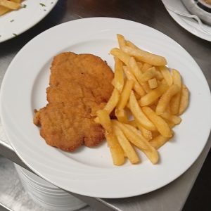 Kleine Schnitzel mit Pommes